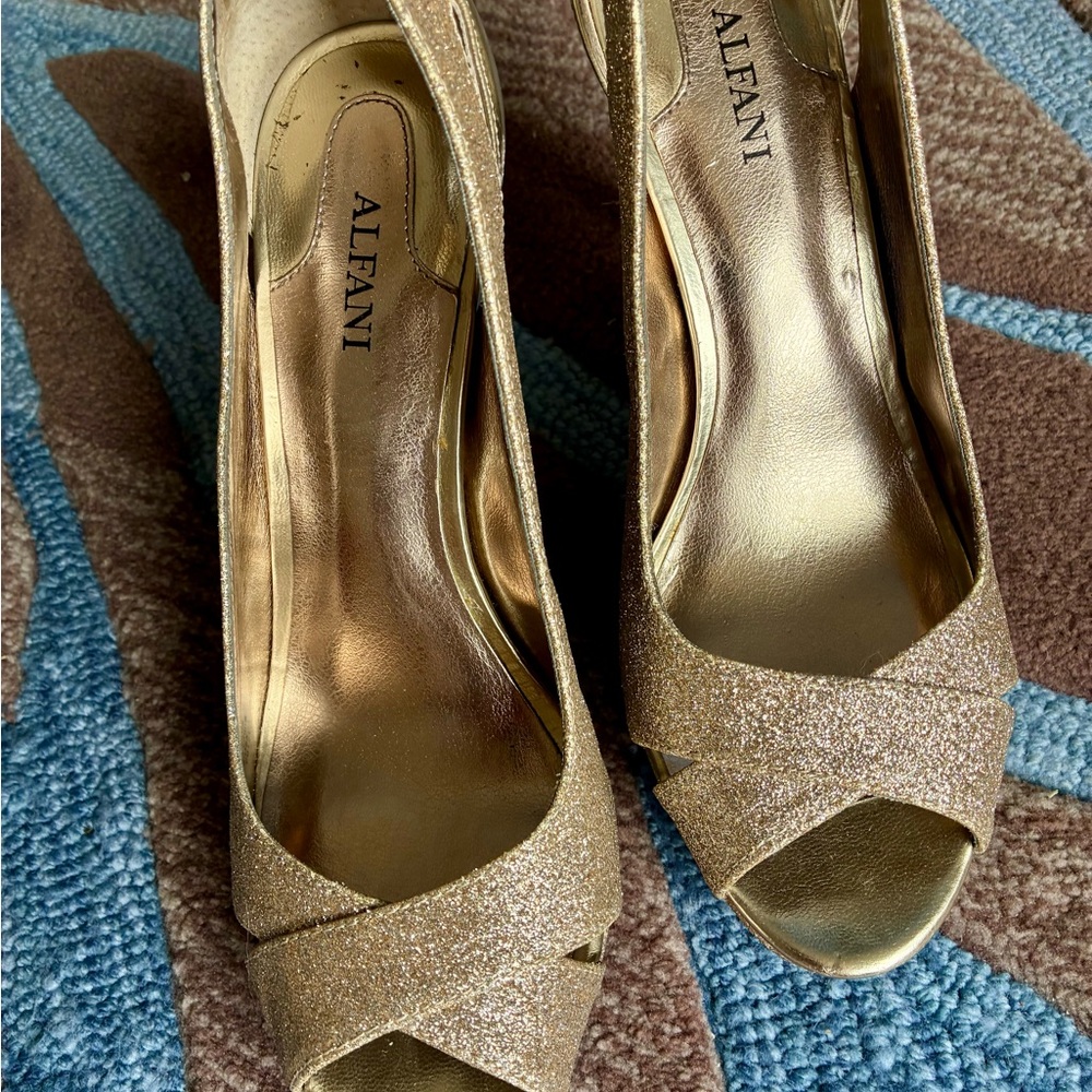 ALFANI pre-owned Gold Glitter Open Toed Criss-Cross Heels Size 6.5 Peep Toe 4"